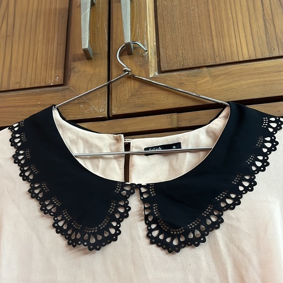 Stylish peach top with black collar - Picture 3 of 4